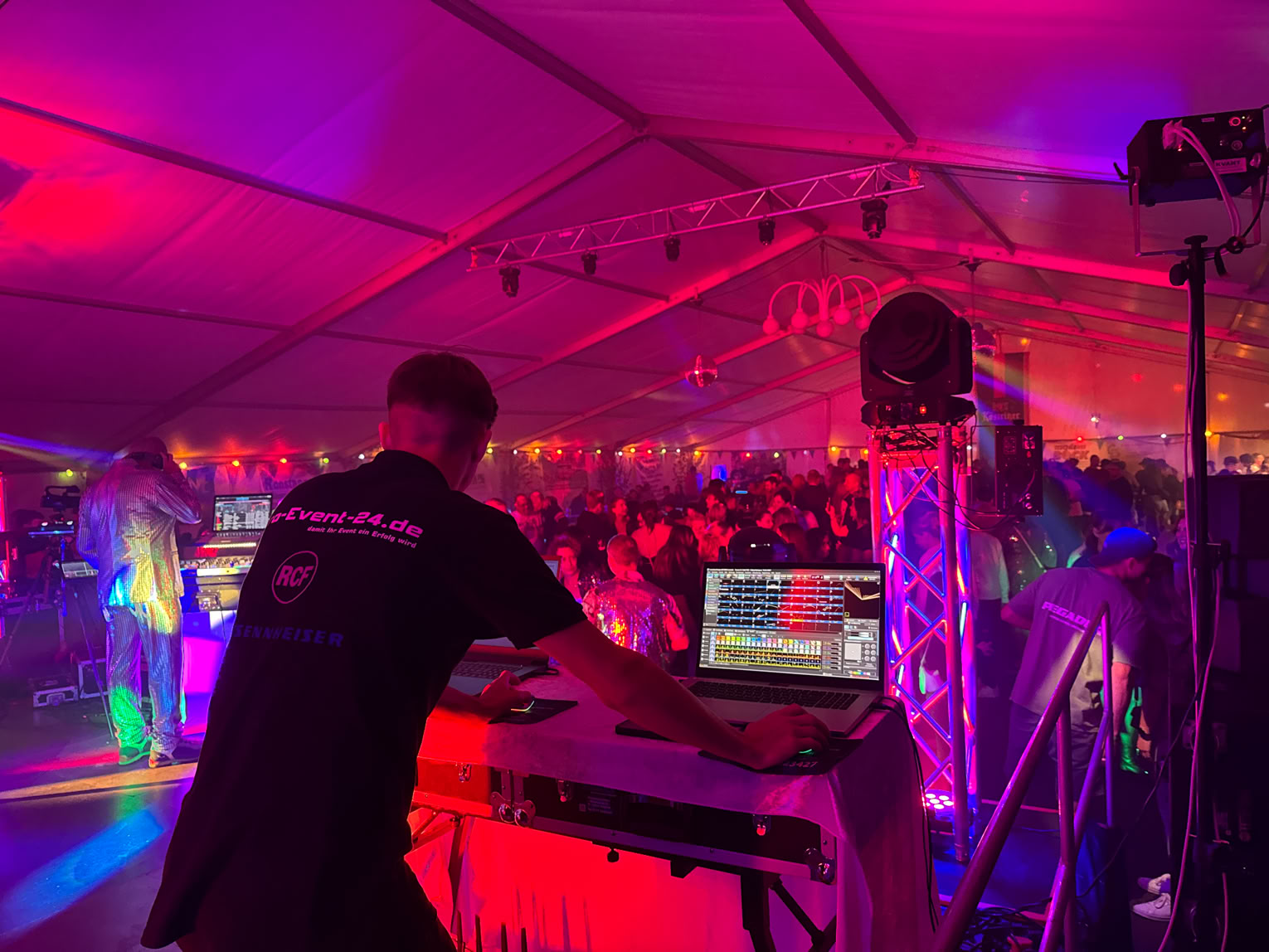 Pro-Event-24 Ihr professioneller Partner für Ihr Event – Eventplanung, Hochzeiten, Familienfeiern, Jubiläen, Geburtstage, Firmenfeiern, Ambientebeleuchtung, Architekturbeleuchtung, Fassadenbeleuchtung, Fassadenfeuerwerke, Musikfeuerwerke, Lasershows, Moderation, Promotion, Beschallungen, Luftaufnahmen, Luft- Videos, Mobildiscothek