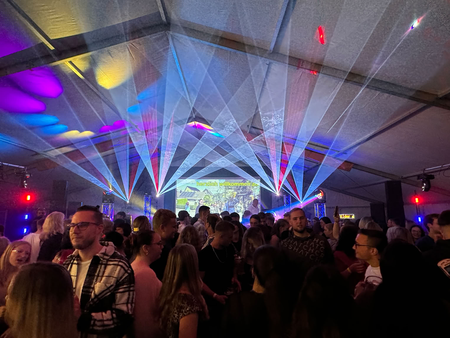 Pro-Event-24 Ihr professioneller Partner für Ihr Event – Eventplanung, Hochzeiten, Familienfeiern, Jubiläen, Geburtstage, Firmenfeiern, Ambientebeleuchtung, Architekturbeleuchtung, Fassadenbeleuchtung, Fassadenfeuerwerke, Musikfeuerwerke, Lasershows, Moderation, Promotion, Beschallungen, Luftaufnahmen, Luft- Videos, Mobildiscothek