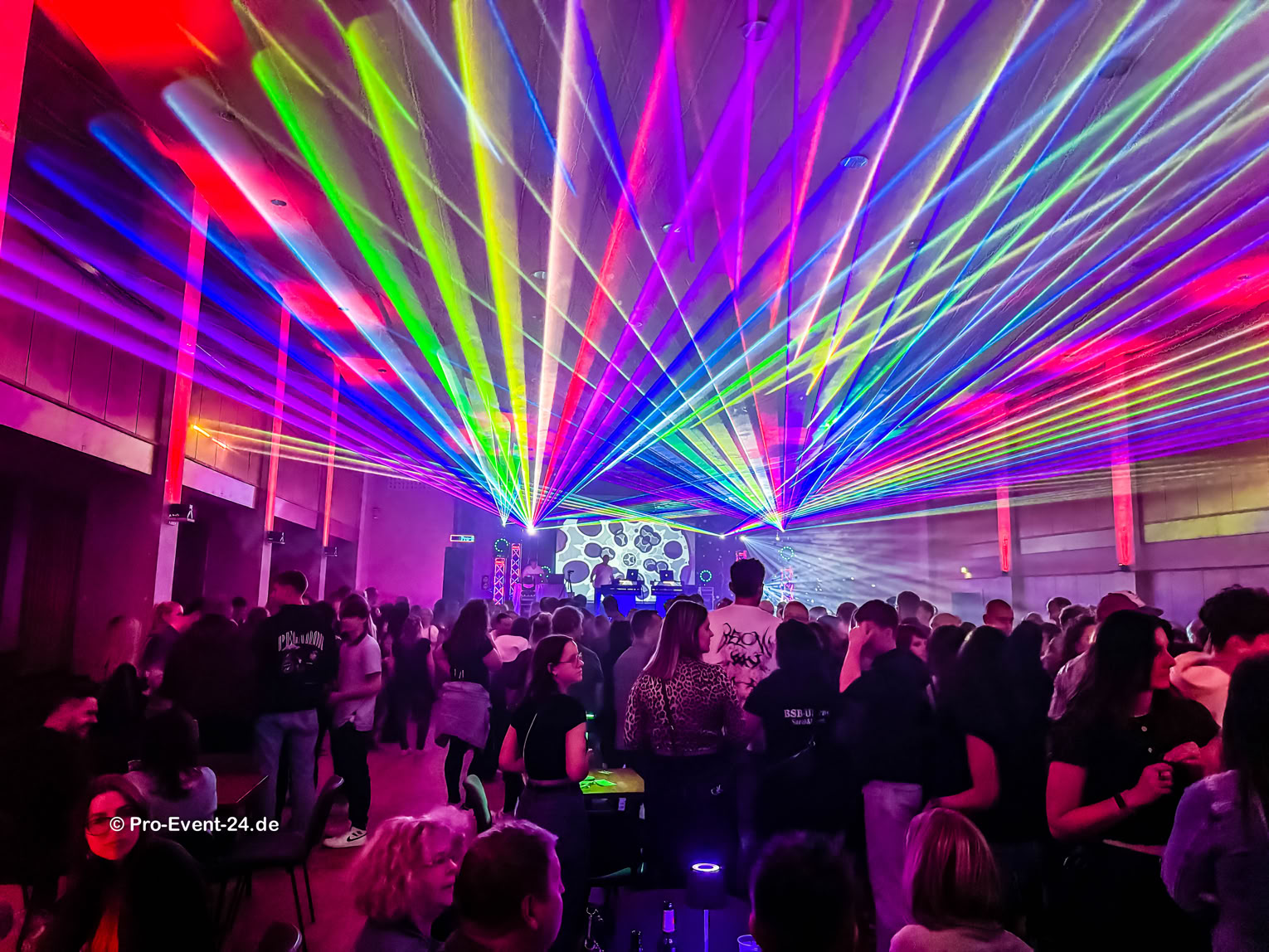 Pro-Event-24 Ihr professioneller Partner für Ihr Event – Eventplanung, Hochzeiten, Familienfeiern, Jubiläen, Geburtstage, Firmenfeiern, Ambientebeleuchtung, Architekturbeleuchtung, Fassadenbeleuchtung, Fassadenfeuerwerke, Musikfeuerwerke, Lasershows, Moderation, Promotion, Beschallungen, Luftaufnahmen, Luft- Videos, Mobildiscothek