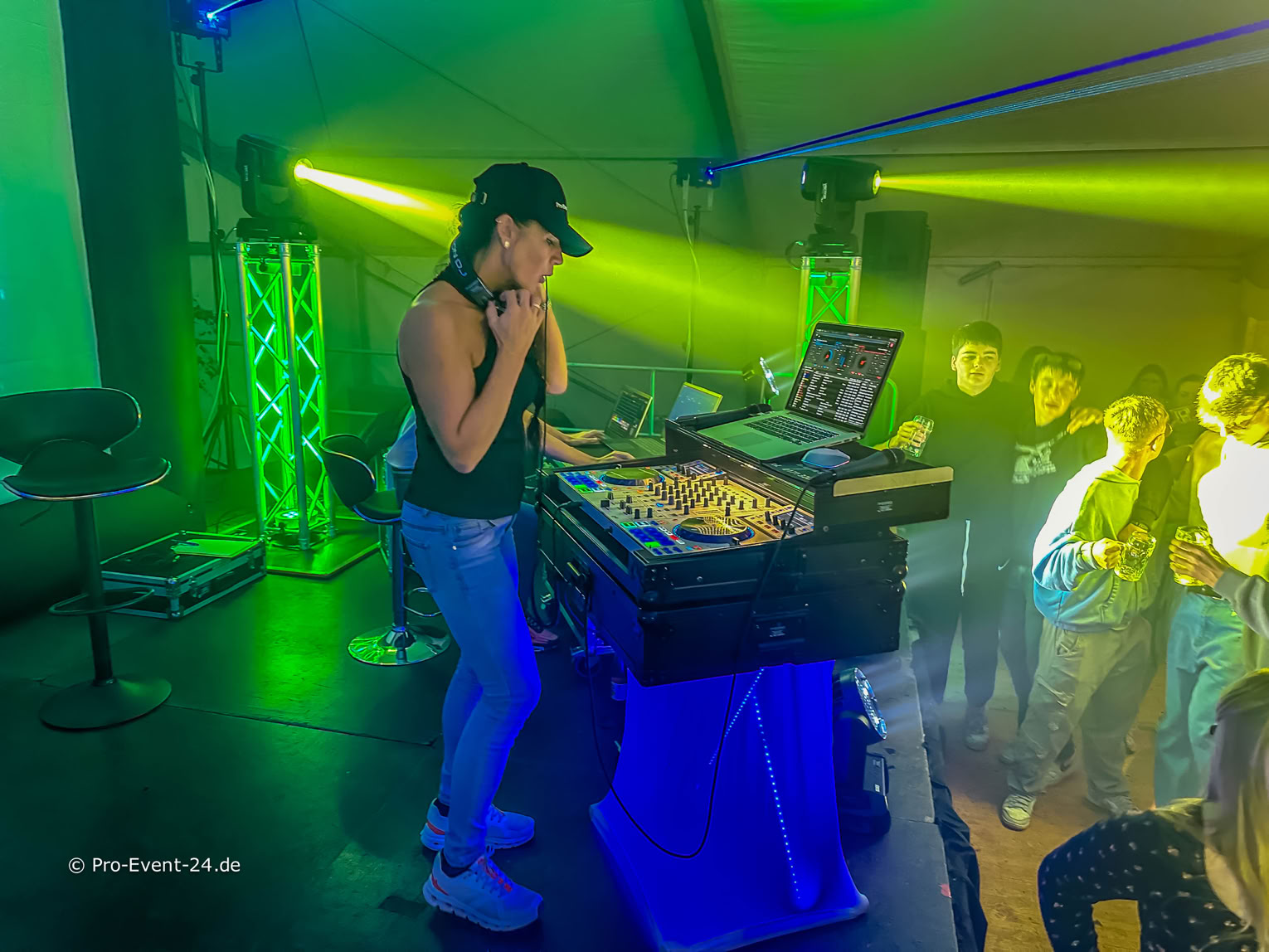 Pro-Event-24 Ihr professioneller Partner für Ihr Event – Eventplanung, Hochzeiten, Familienfeiern, Jubiläen, Geburtstage, Firmenfeiern, Ambientebeleuchtung, Architekturbeleuchtung, Fassadenbeleuchtung, Fassadenfeuerwerke, Musikfeuerwerke, Lasershows, Moderation, Promotion, Beschallungen, Luftaufnahmen, Luft- Videos, Mobildiscothek