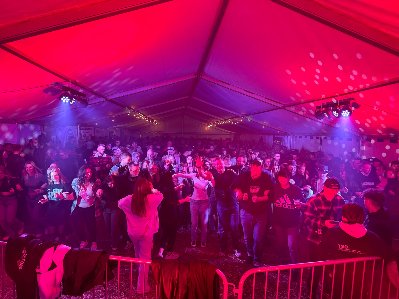 Pro-Event-24 Ihr professioneller Partner für Ihr Event – Eventplanung, Hochzeiten, Familienfeiern, Jubiläen, Geburtstage, Firmenfeiern, Ambientebeleuchtung, Architekturbeleuchtung, Fassadenbeleuchtung, Fassadenfeuerwerke, Musikfeuerwerke, Lasershows, Moderation, Promotion, Beschallungen, Luftaufnahmen, Luft- Videos, Mobildiscothek