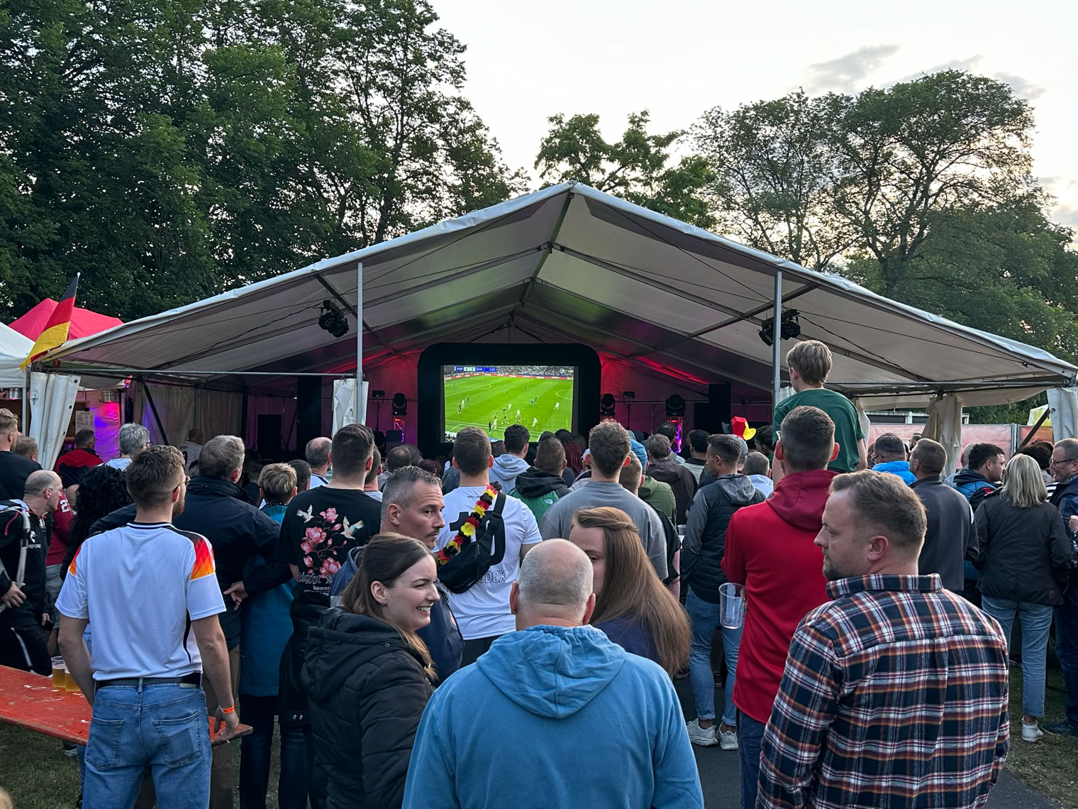 Pro-Event-24 Ihr professioneller Partner für Ihr Event – Eventplanung, Hochzeiten, Familienfeiern, Jubiläen, Geburtstage, Firmenfeiern, Ambientebeleuchtung, Architekturbeleuchtung, Fassadenbeleuchtung, Fassadenfeuerwerke, Musikfeuerwerke, Lasershows, Moderation, Promotion, Beschallungen, Luftaufnahmen, Luft- Videos, Mobildiscothek