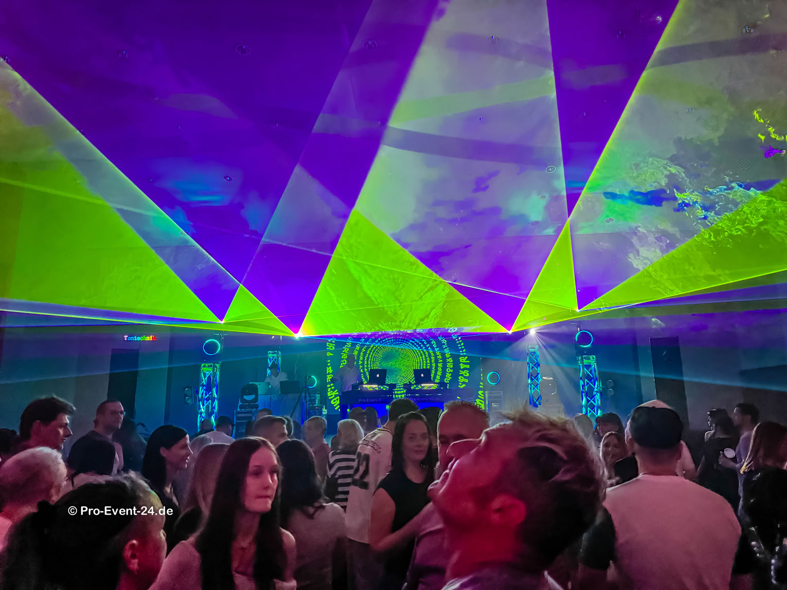 Pro-Event-24 Ihr professioneller Partner für Ihr Event – Eventplanung, Hochzeiten, Familienfeiern, Jubiläen, Geburtstage, Firmenfeiern, Ambientebeleuchtung, Architekturbeleuchtung, Fassadenbeleuchtung, Fassadenfeuerwerke, Musikfeuerwerke, Lasershows, Moderation, Promotion, Beschallungen, Luftaufnahmen, Luft- Videos, Mobildiscothek
