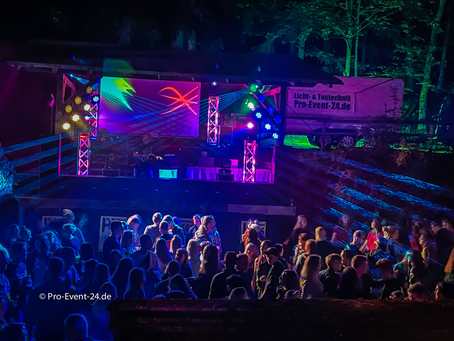 Pro-Event-24 Ihr professioneller Partner für Ihr Event – Eventplanung, Hochzeiten, Familienfeiern, Jubiläen, Geburtstage, Firmenfeiern, Ambientebeleuchtung, Architekturbeleuchtung, Fassadenbeleuchtung, Fassadenfeuerwerke, Musikfeuerwerke, Lasershows, Moderation, Promotion, Beschallungen, Luftaufnahmen, Luft- Videos, Mobildiscothek